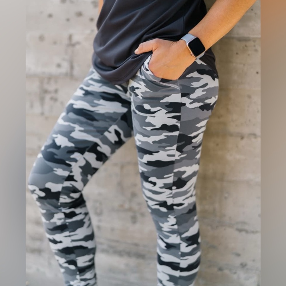 🖤🤍 ZYIA GRAY CAMO UNWIND JOGGERS, size medium